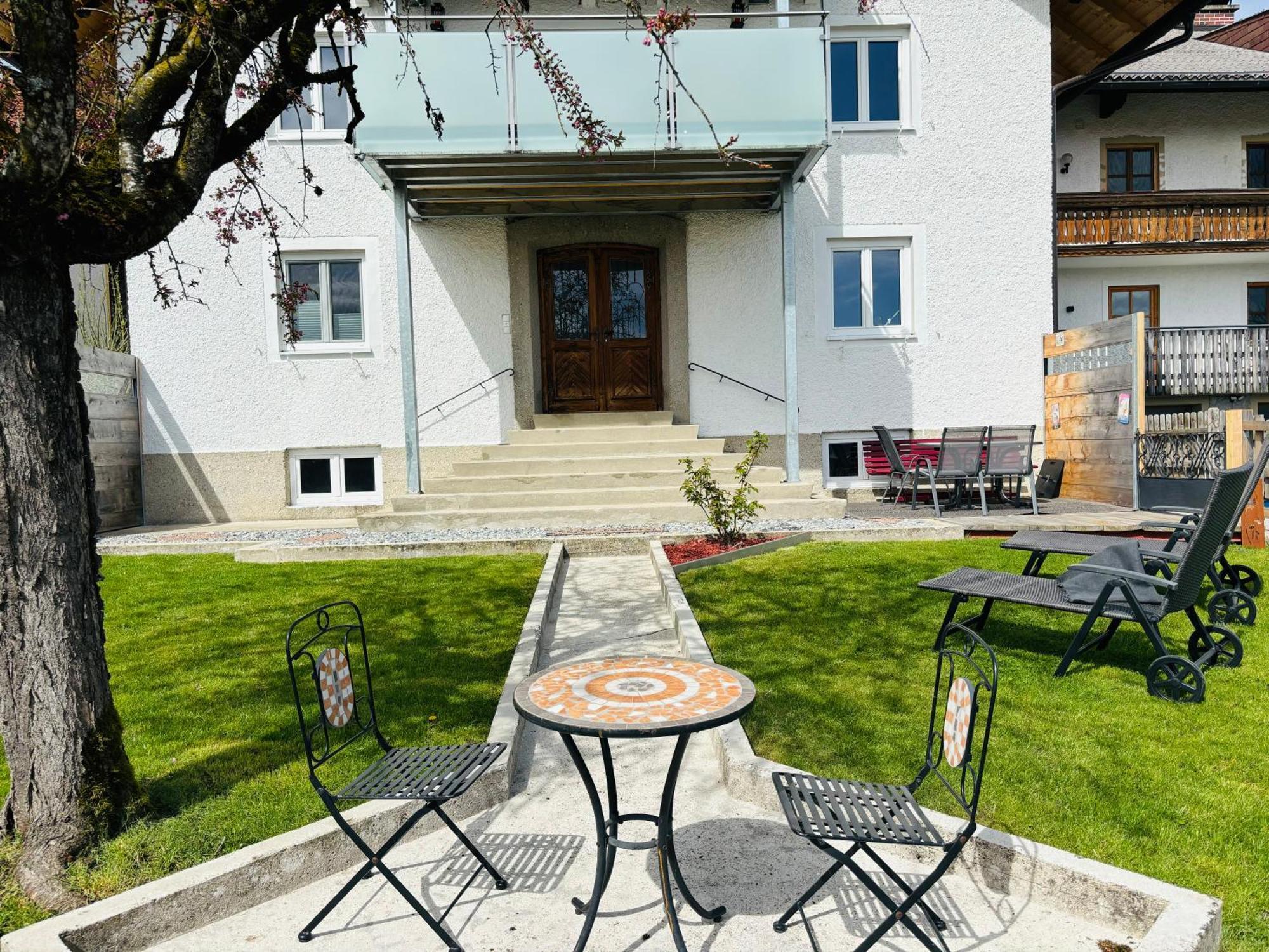 Gaesthaus "Seeblick" Seekirchen am Wallersee Room photo